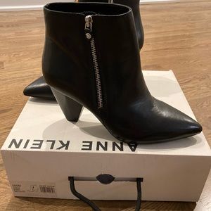 NWT Anne Klein Akyavin Black Leather Boot 8.5M